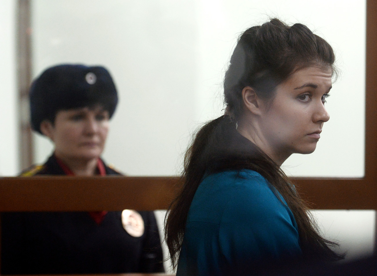 Pengadilan Militer Distrik Moskow menjatuhkan hukuman 4,5 tahun penjara untuk mantan mahasiswa Universitas Negeri Moskow Varvara Karaulova (Alexandra Ivanova) yang terbukti bersalah dalam upaya bergabung dengan kelompok teroris ISIS.