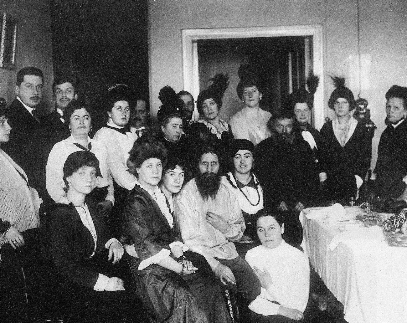 Rasputin dan para pengagumnya, 1914.