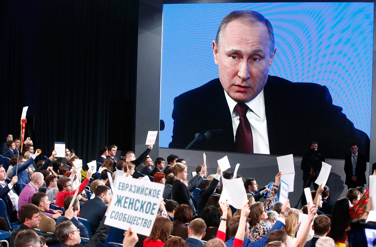 Il Presidente russo parla davanti alla stampa durante la conferenza di fine anno. 