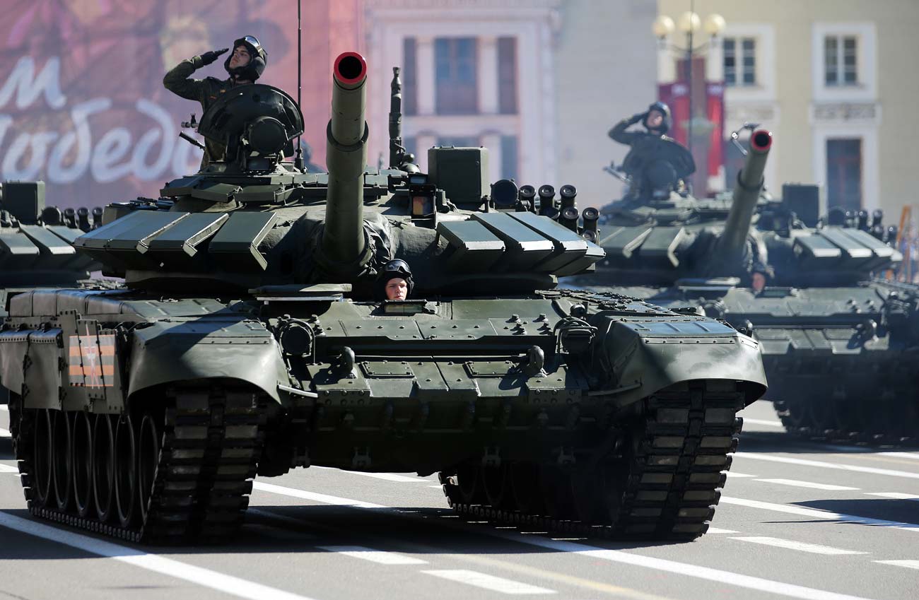 Тенкови Т-72Б3 на плоштадот „Дворцоваја“ во Санкт Петербург на генералната проба по повод Парадата на Денот на победата во 2016 година.