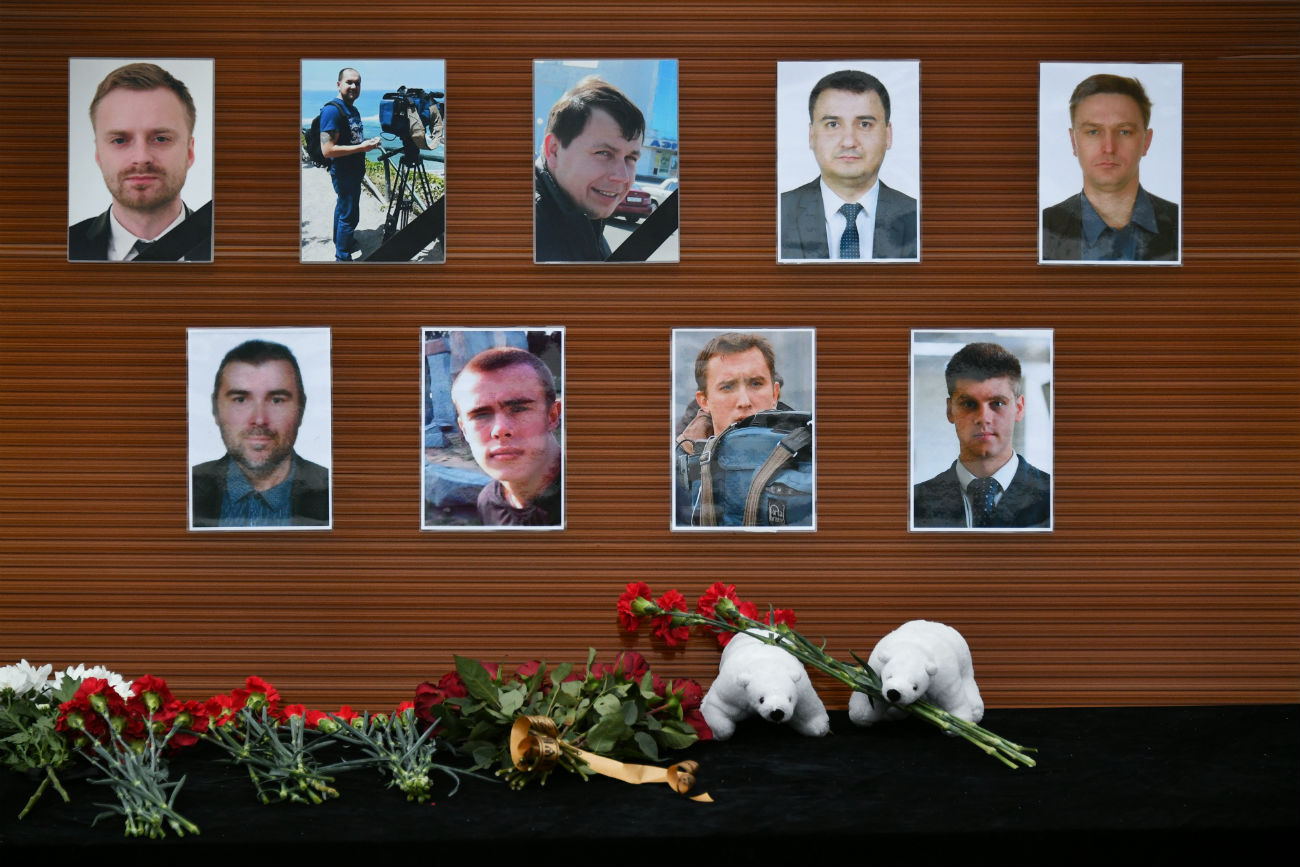 Flores en el centro de televisión Ostánkino con las fotografías de los periodistas muertos en el accidente de avión Tu-154 en el Mar Negro. 
