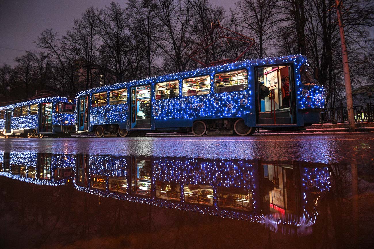 Tranvía decorado con luces de navidad en Moscú. 