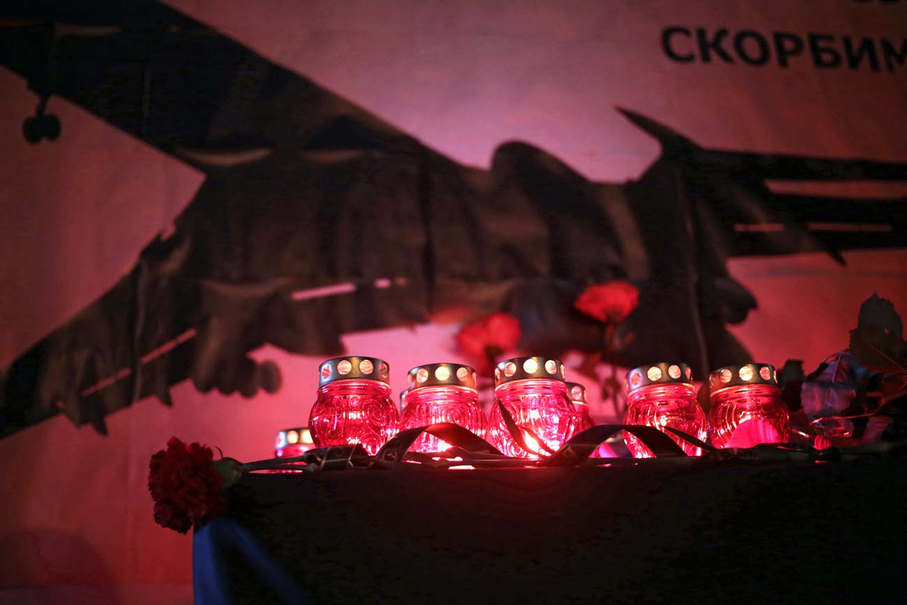 Fleurs et bougies à Simferopol. 