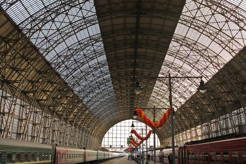 　鉄道キエフ駅は、1812年ロシア戦役の決定的なできごとであるボロジノの戦いの100周年を記念し、1912年に建てられた。駅のランドマークは、到着のプラットフォームを覆う、スチールとガラスでできた巨大なアーチ。