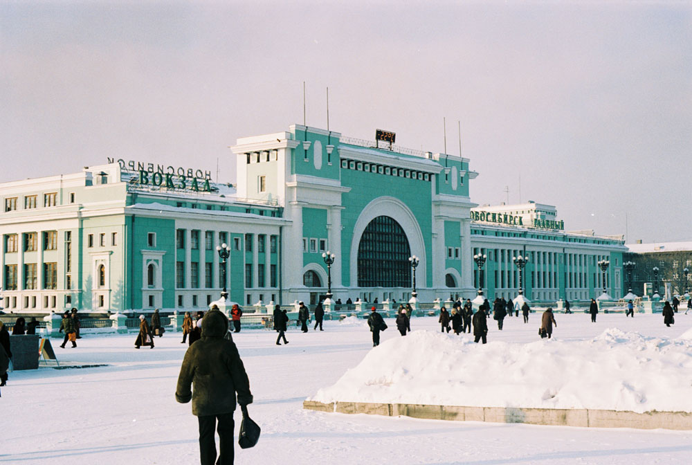 　シベリア横断の旅は、好奇心旺盛な乗客に駅舎の設計レンジを見る機会を提供する。スターリン時代の規則にもとづいて改築された、新古典主義の鉄道ノヴォシビルスク駅は、荘厳である...