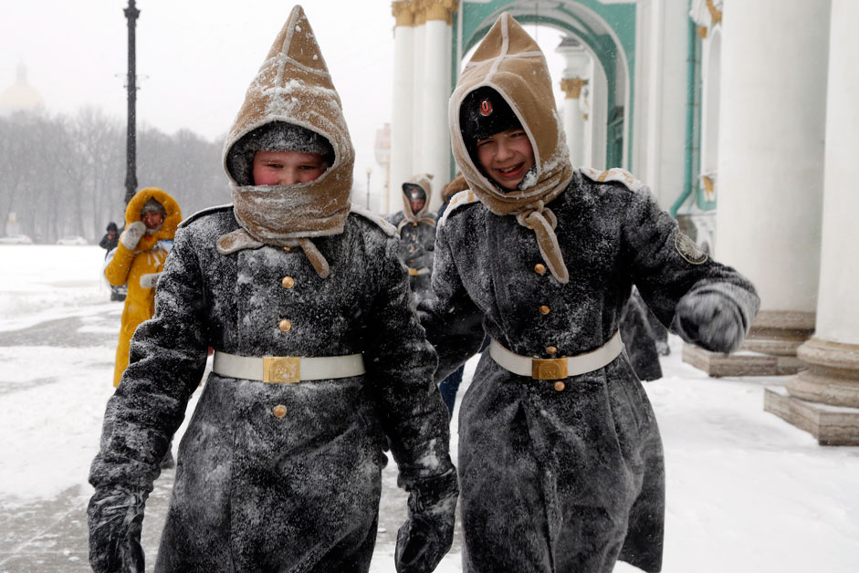 Кадети от Висшето военноморско училище в Санкт Петербург вървят под снега, който вали в града вече в продължение на два дена.