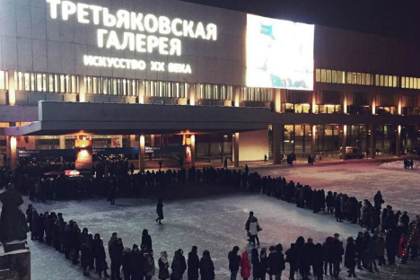Picture of a line to Tretyakov gallery taken on January 21.
