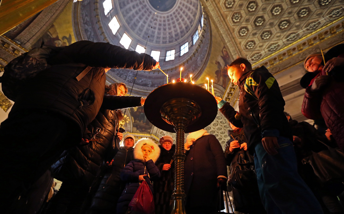 Верници во Казањскиот соборен храм Казан на Бадник. Руската православна црква го празнува Божик според Јулијанскиот календар. 6 јануари 2017, Санкт Петербург, Русија.