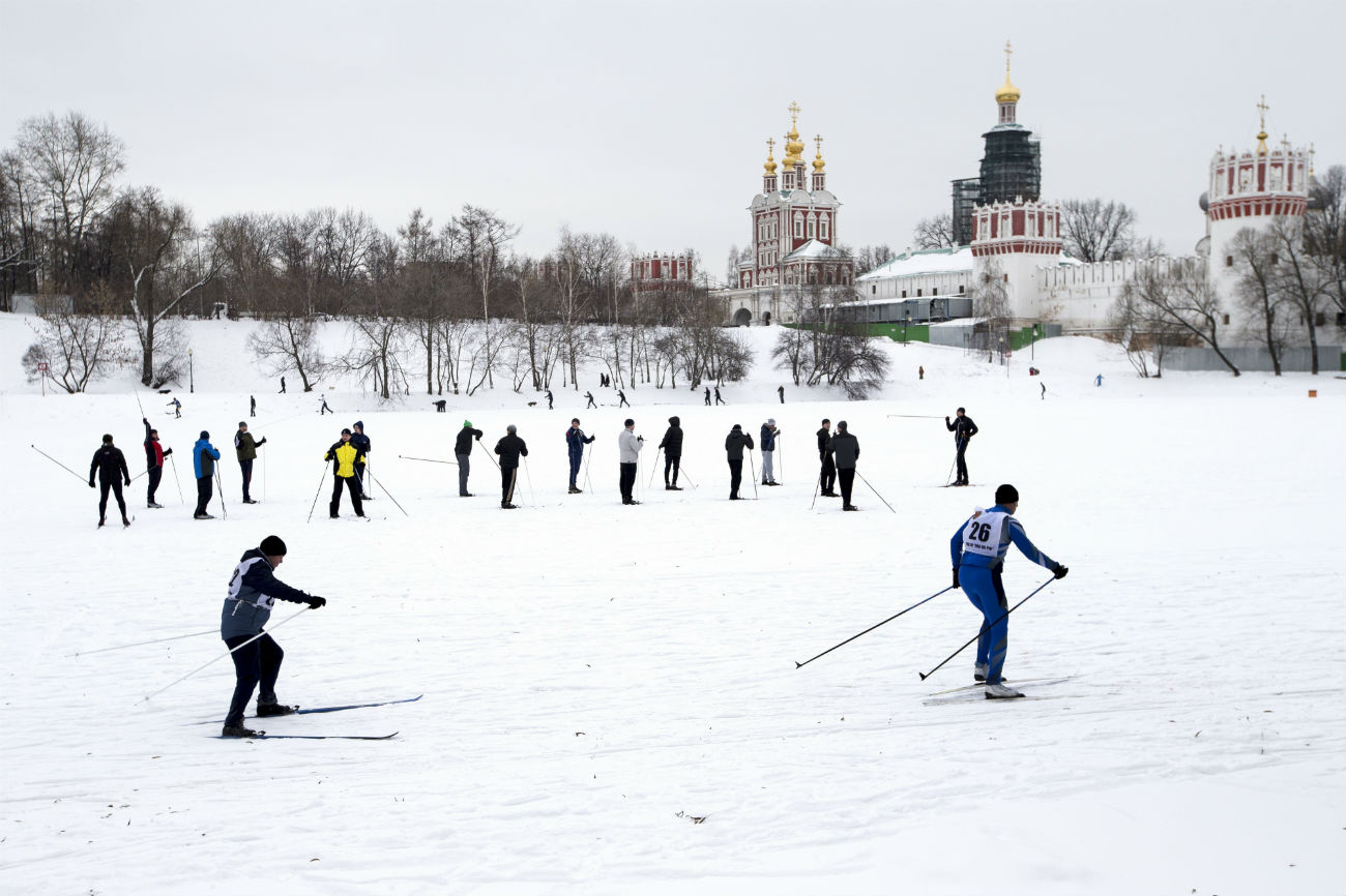 Skiers race on a frozen pond near Moscow&#39;s Novodevichy convent as temperaturesrose after a cold spell in Moscow, Tuesday, Jan. 10, 2017. That day the capital warmed up - to minus 9 Celsius (-15.8 Fahrenheit)