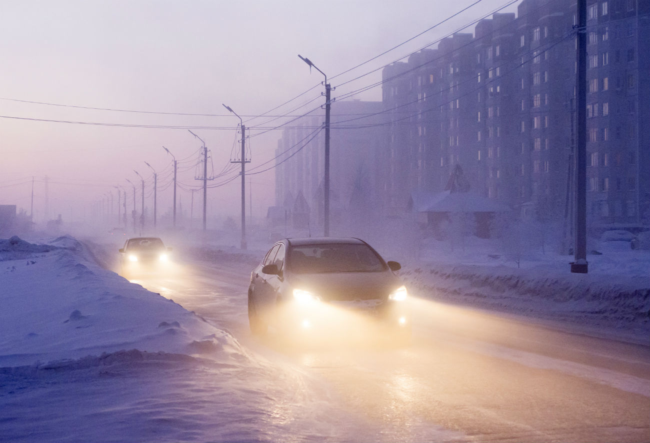 Аутомобили у околини Нефтејуганска у западном Сибиру. Температура се тога дана спустила на -62 степена Целзијуса, 22. децембар 2016.