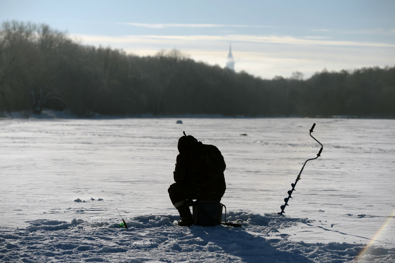Мъж на леден риболов в езерото Болшой Садови в Тимирязев парк, Москва, 8 януари 2017.