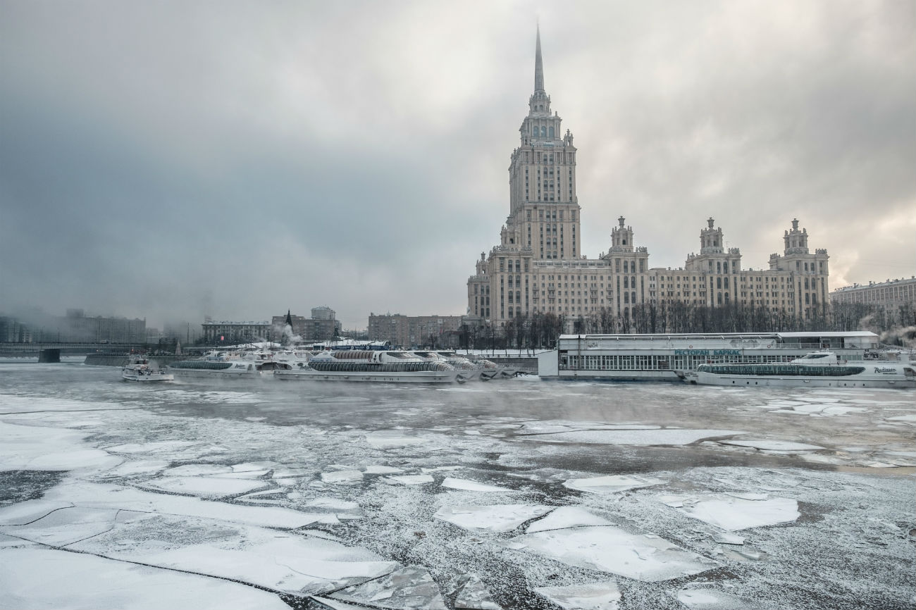 Mosca, l’hotel Ucraina sullo sfondo del fiume Moscova quasi completamente gelato. 9 gennaio 2017