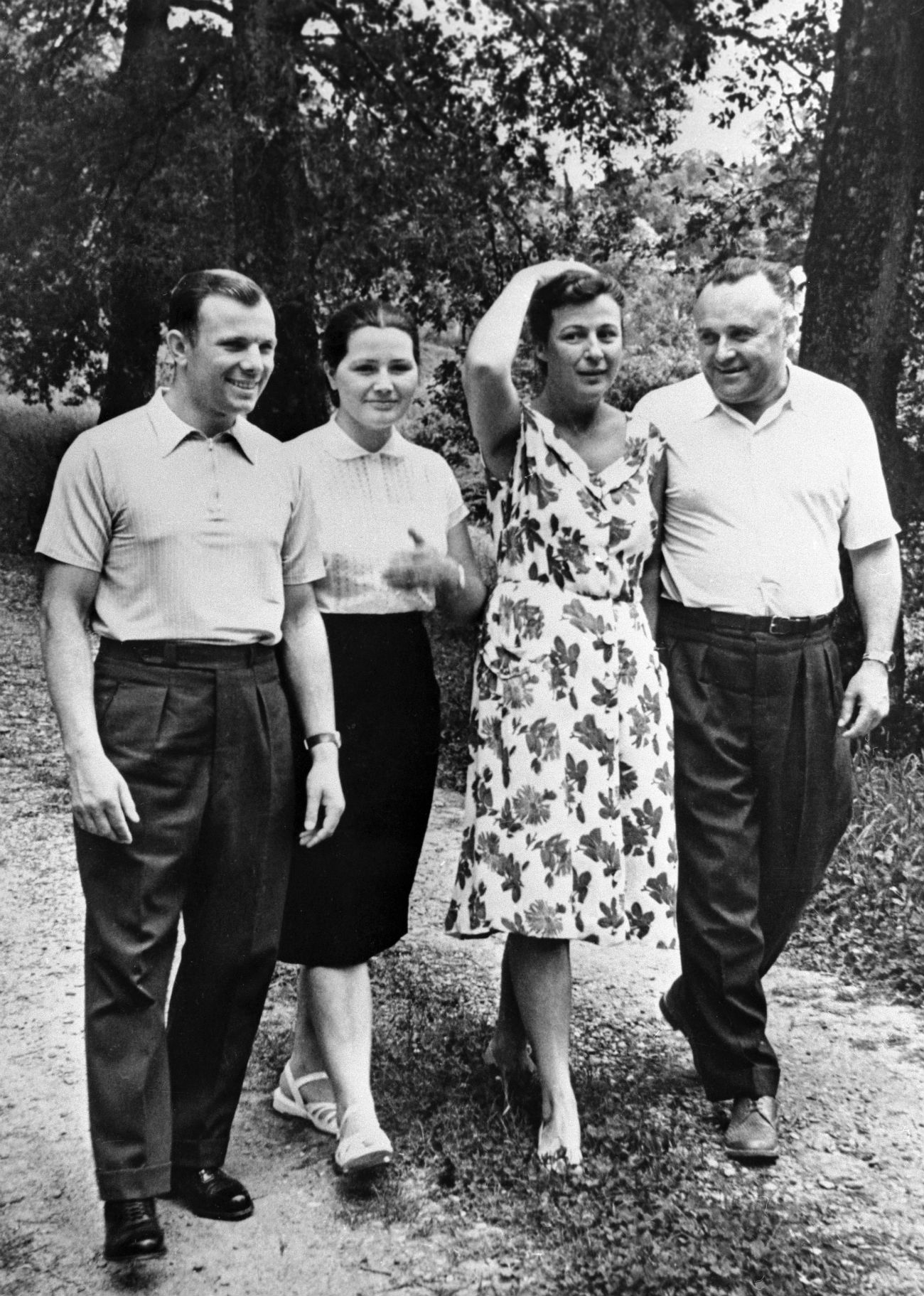 Sergueï Korolev, Iouri Gagarine et leurs épouses Nina Koroleva et Valentina Gagarina, mai 1961.