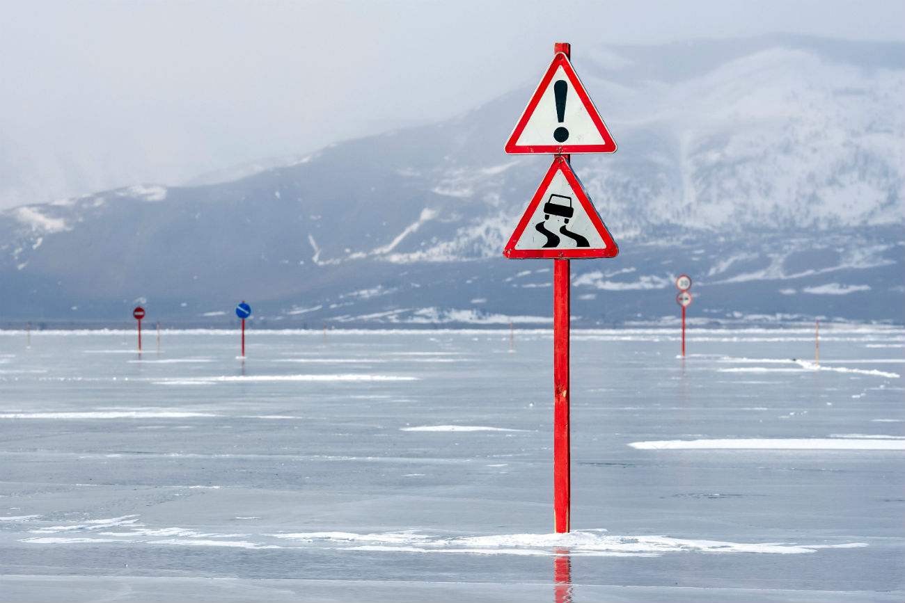 Ољхон е најголемиот острив во Бајкалското езеро кое е и најголемо езеро во светот. Назима, кога езерото цврсто ќе замрзне, преку езерото се поставуваат патни ленти на кои стојат предупредувања „Дозволено оптоварување на автомобилот – 5 тони“, „Препорачана брзина – 10 километри на час“, „Забрането запирање“ и други.Ољхон е најголемиот острив во Бајкалското езеро кое е и најголемо езеро во светот. Назима, кога езерото цврсто ќе замрзне, преку езерото се поставуваат патни ленти на кои стојат предупредувања „Дозволено оптоварување на автомобилот – 5 тони“, „Препорачана брзина – 10 километри на час“, „Забрането запирање“ и други.
