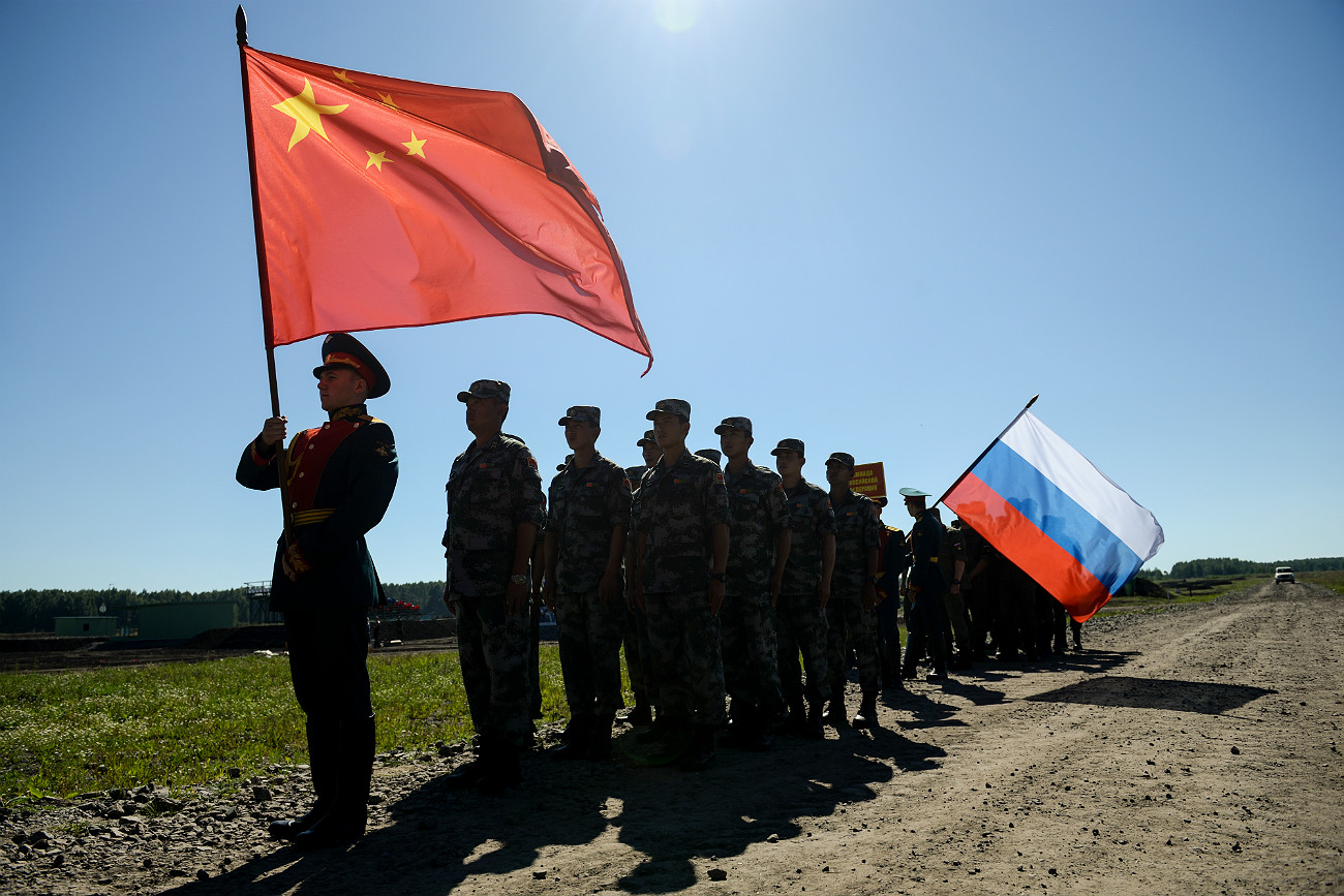 Membros de equipes chinesa e russa durante cerimônia de encerramento dos Jogos Militares Internacionais, em Novosibirsk