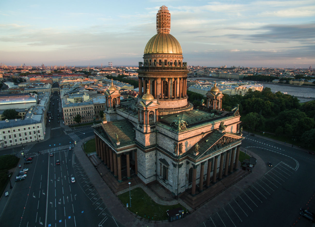 Katedrala sv. Izaka v Sankt Peterburgu je edinstveni arhitekturni spomenik. Gradnjo (ali, bolje rečeno, popolno obnovo starejše cerkve) je začel car Aleksander I. leta 1818. Najboljši predlog so izbirali preko natečaja, zmagal pa je francoski arhitekt Auguste de Montferrand. Gradnja se je zavlekla za 40 let, slavnostno odprtje je potekalo junija 1858. Katedralo opevajo mnogi pesniki in pisatelji, ki jih je navdušila veličina te konstrukcije. Fjodor Tjutčev je denimo zapisal: »Gledal sem, stoječ nad Nevo, / kako ima Izak-velikan, / v zmrznjeni meglici / svetlečo kupolo zlato.«