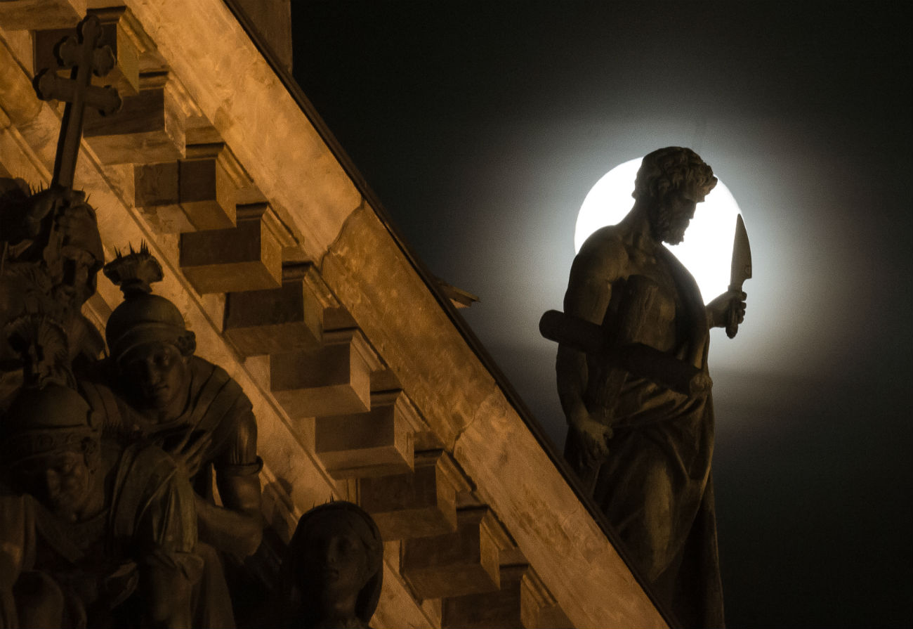Sulla cima della cattedrale svettano sorprendenti statue di angeli, apostoli ed evangelisti. Sulla balaustra principale si contano 24 sculture di angeli e arcangeli