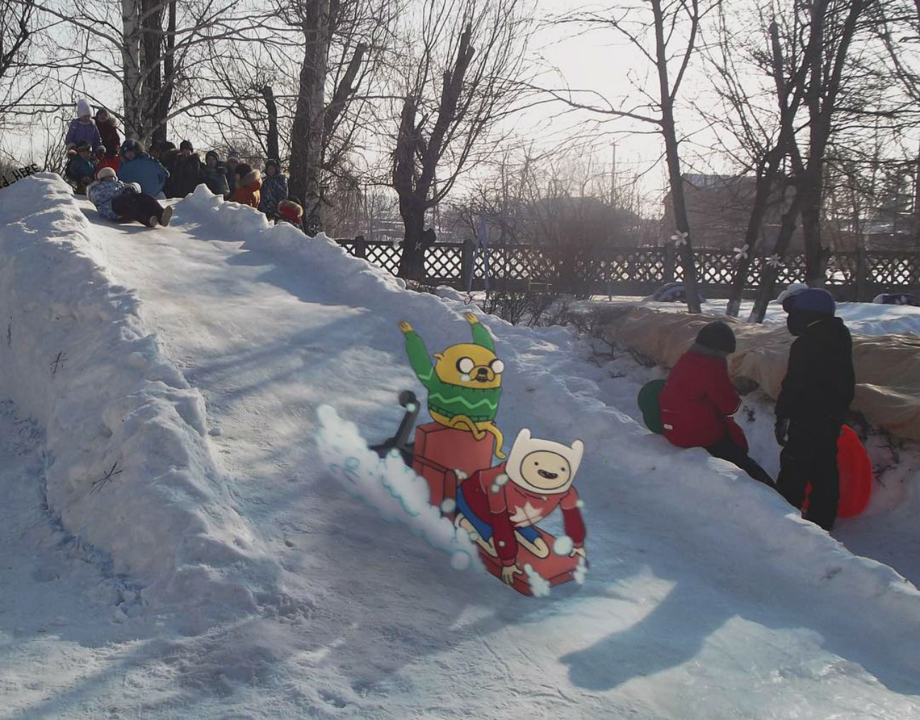 I protagonisti della serie d’animazione “Adventure Time” si divertono su una montagna di neve in Russia