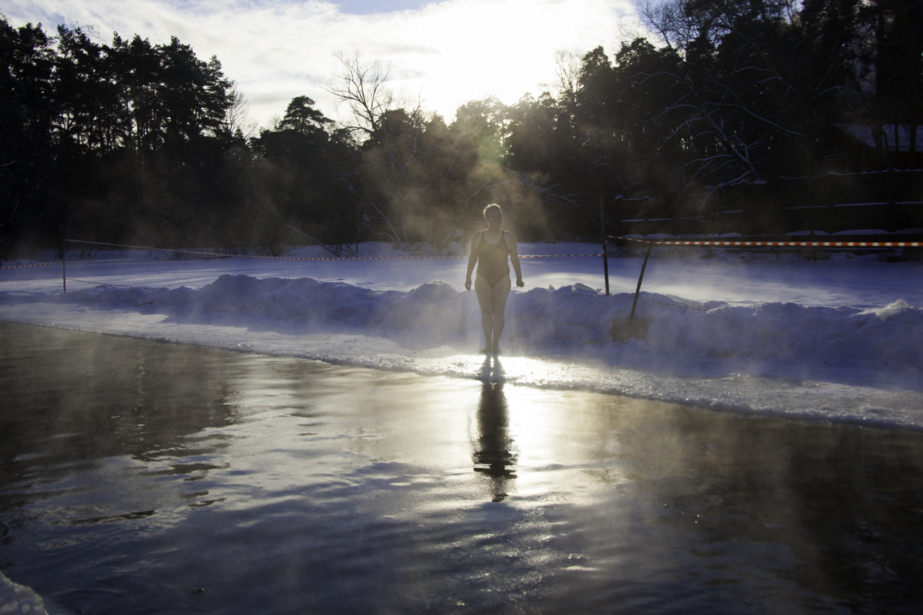 Po potopitvi v vodo je nujno čimprej sleči mokra oblačila, zmočiti noge in teči. Na fotografiji: potop v Bezdonno jezero v parku Serebrjani bor.