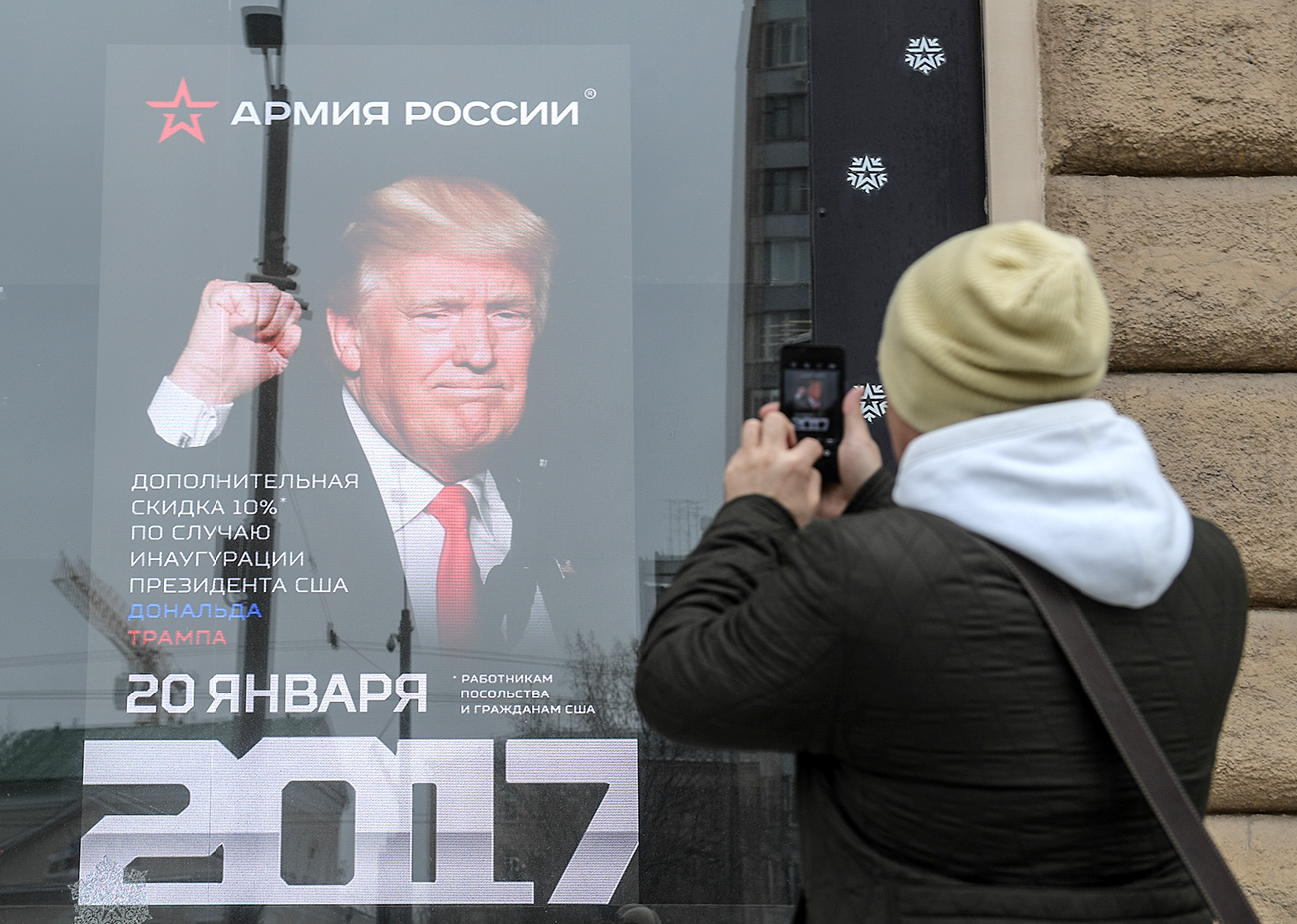 Мужчина стоит у витрины магазина "Армия России". Граждане США получат скидку в магазине "Армия России" в день инаугурации президента США Дональда Трампа.