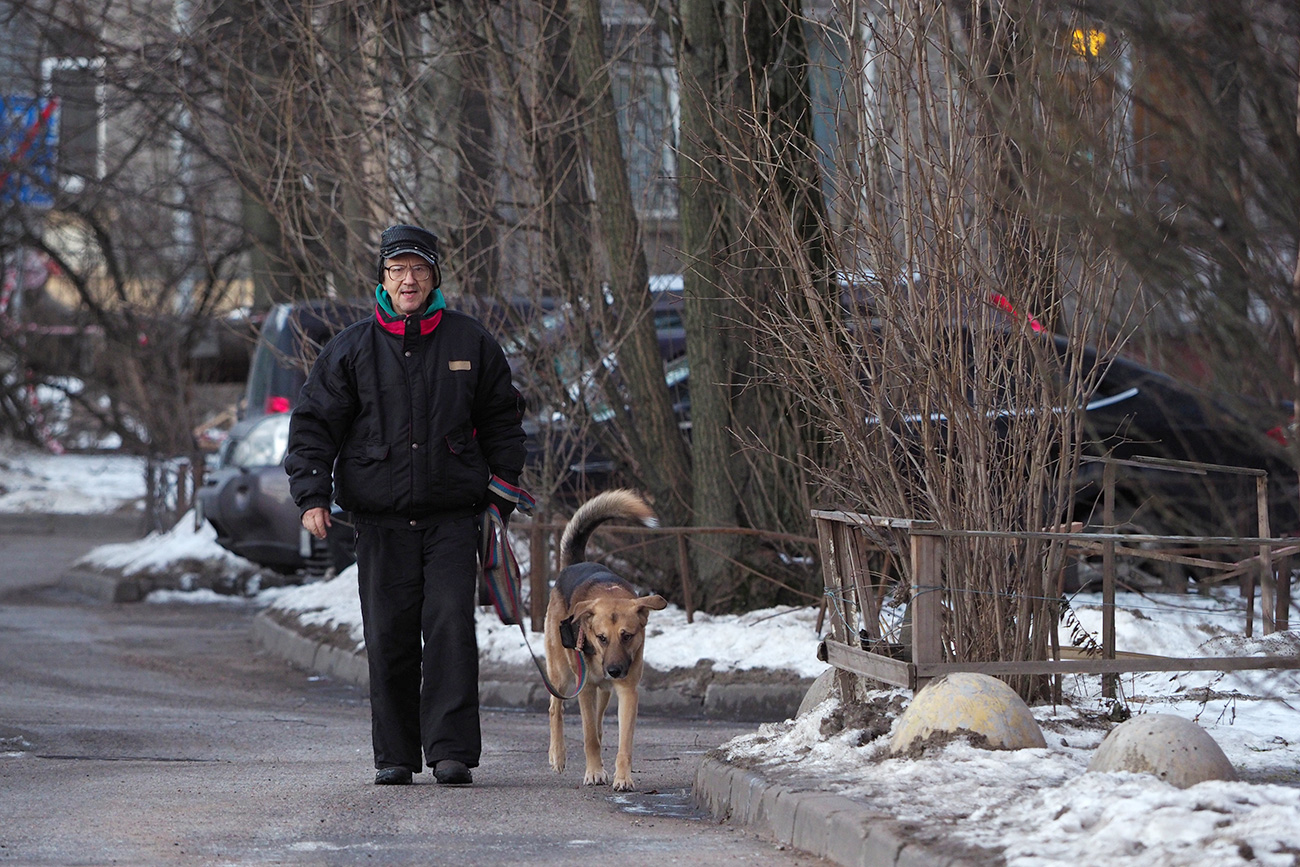 Viktor Ilyin a passeggio con il suo cane.