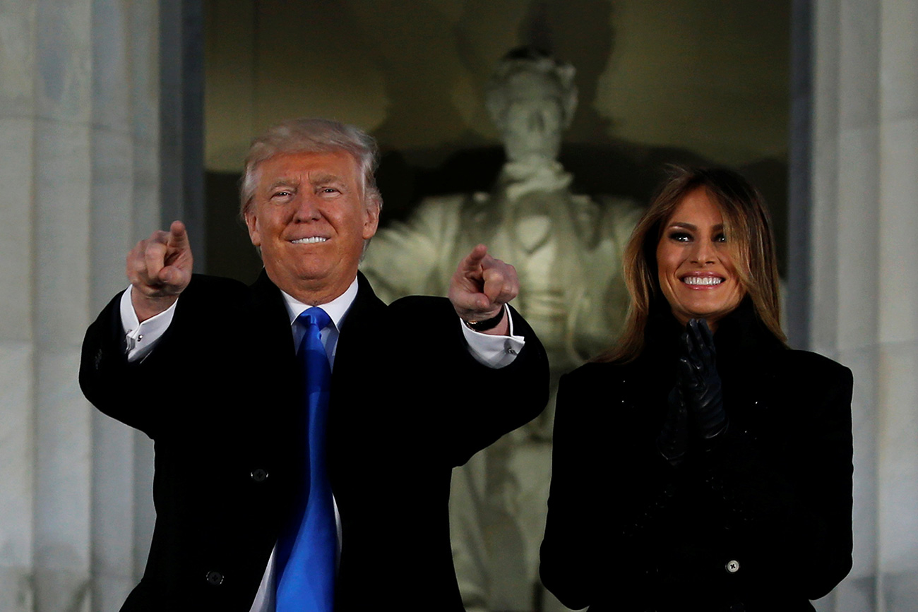 Donald Trump dan istrinya Melania dalam konser "Make America Great Again" di Washington, AS, 19 Januari 2017.