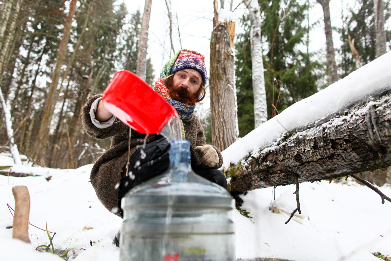 Para cozinhar e fazer suas necessidades diárias, Iúri transporta água de um riacho que há perto de sua cabana. No inverno, é preciso quebrar o gelo com um machado.