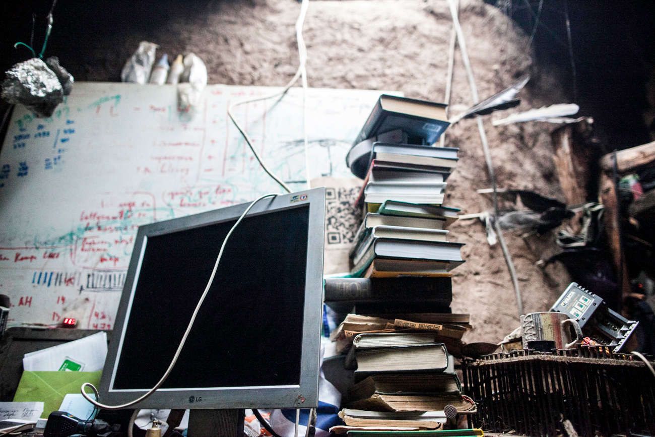 В подземния си дом Юрий има много книги. Има различни начини за общуване – например стар компютър. Електрическите уреди се захранват с енергия от слънчеви панели.