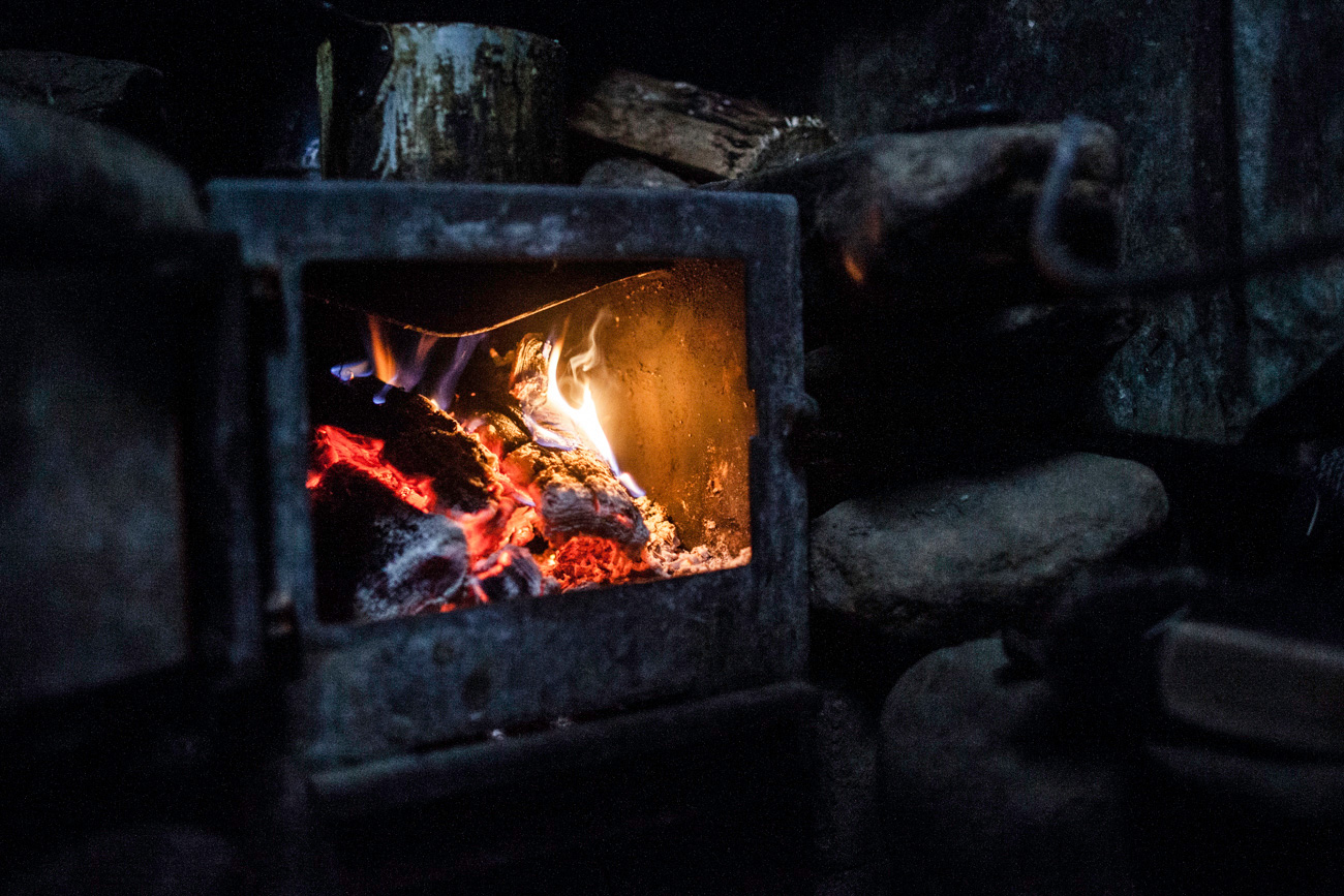 No inverno, acende a lareira todos os dias para manter sua cabana aquecida.