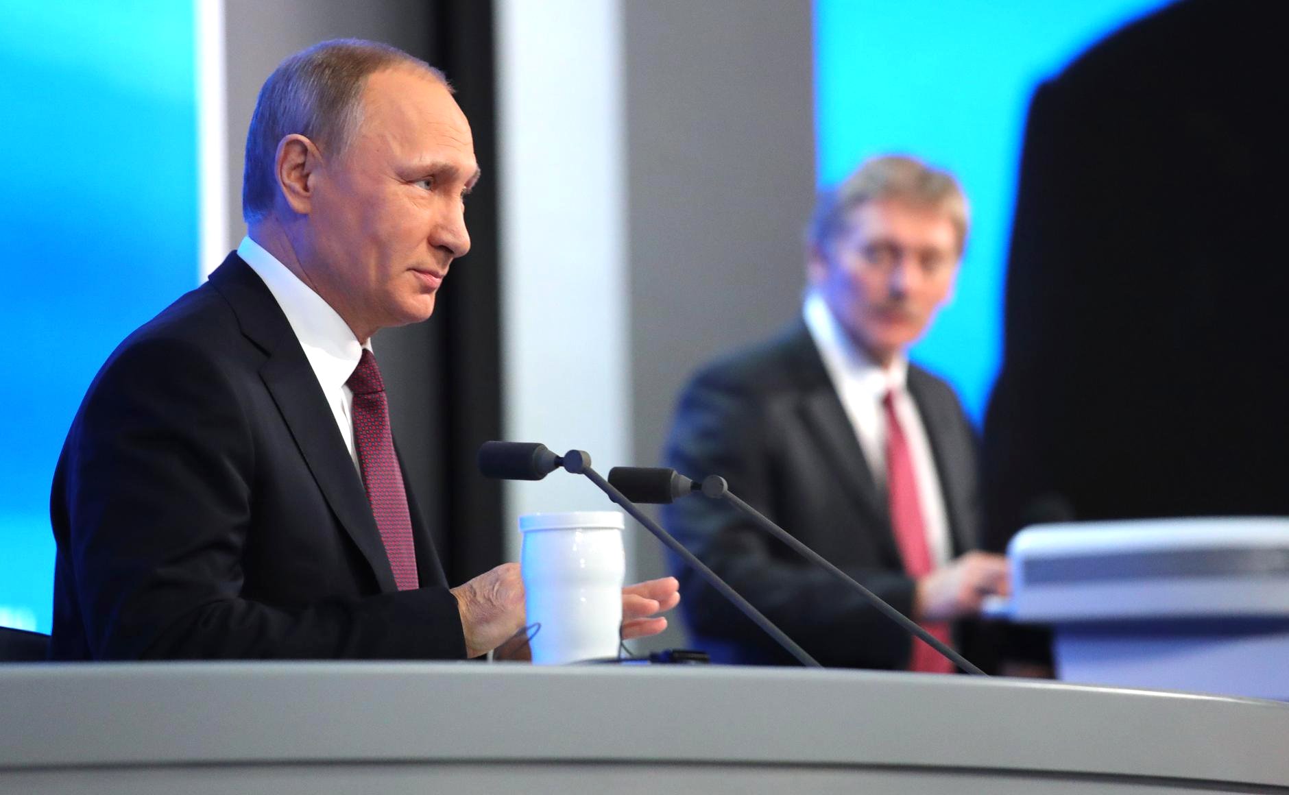 Presiden Rusia Vladimir Putin (kiri) dan Juru Bicara Kremlin Dmitry Peskov.