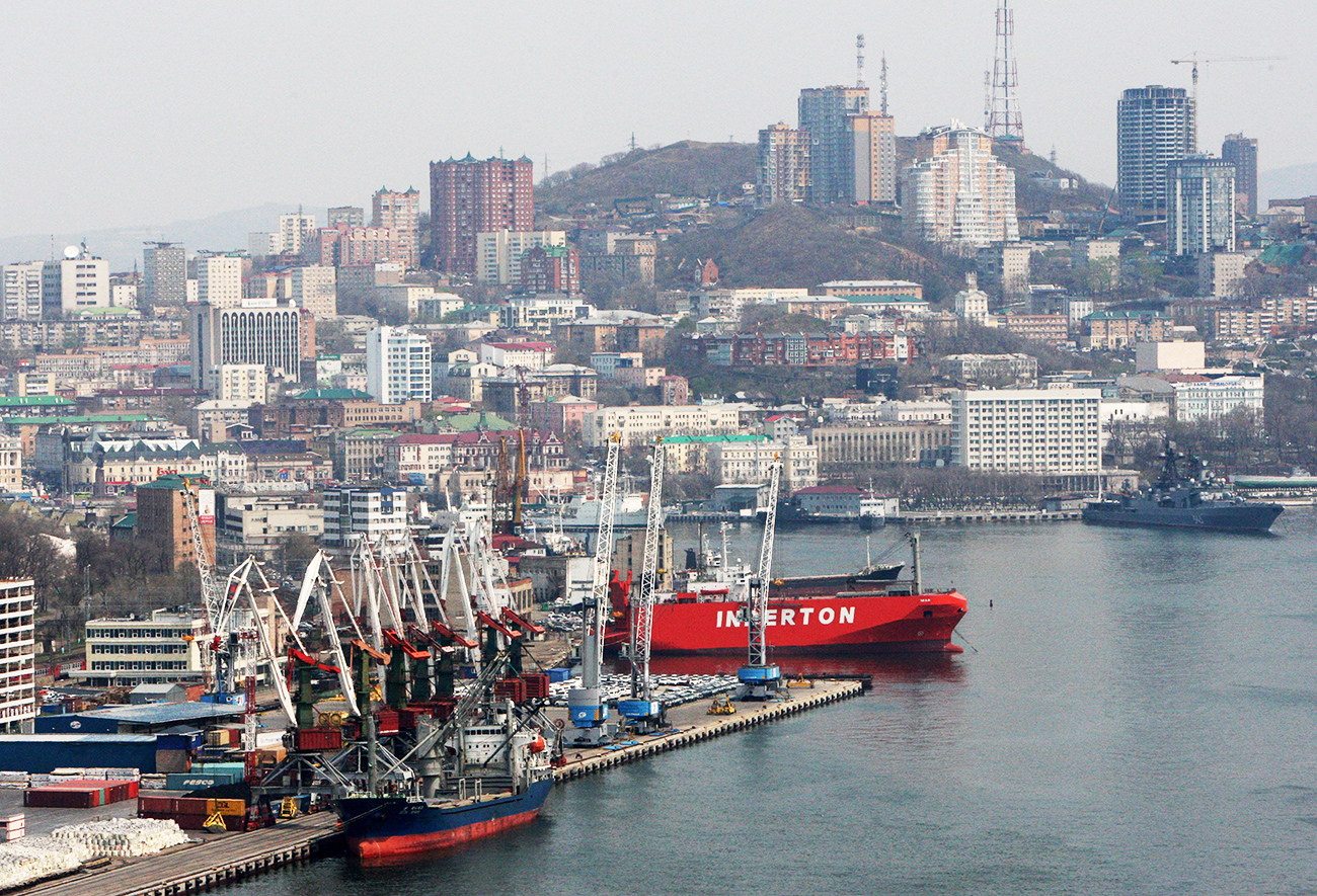 Pemandangan pelabuhan perdagangan Vladivostok dan kota Vladivostok.