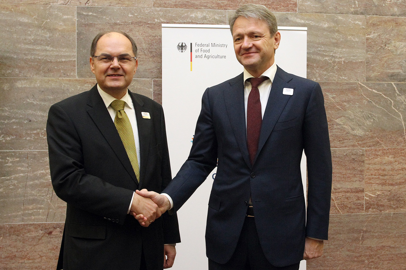 Russlands Landwirtschaftsminister Alexander Tkatschow (rechts) besuchte vergangene Woche Berlin und traf sich da mit seinem Amtskollegen Christian Schmidt (links).