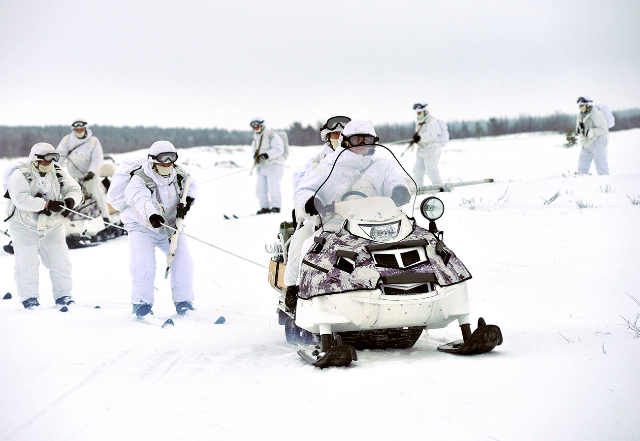 A primeira brigada do Ártico surgiu em 2015 no âmbito da frota do Norte russa (o comando estratégico unido Norte). Desde então, o grupo conta com equipamento adequado para conduzir operações militares para além do Círculo Polar.