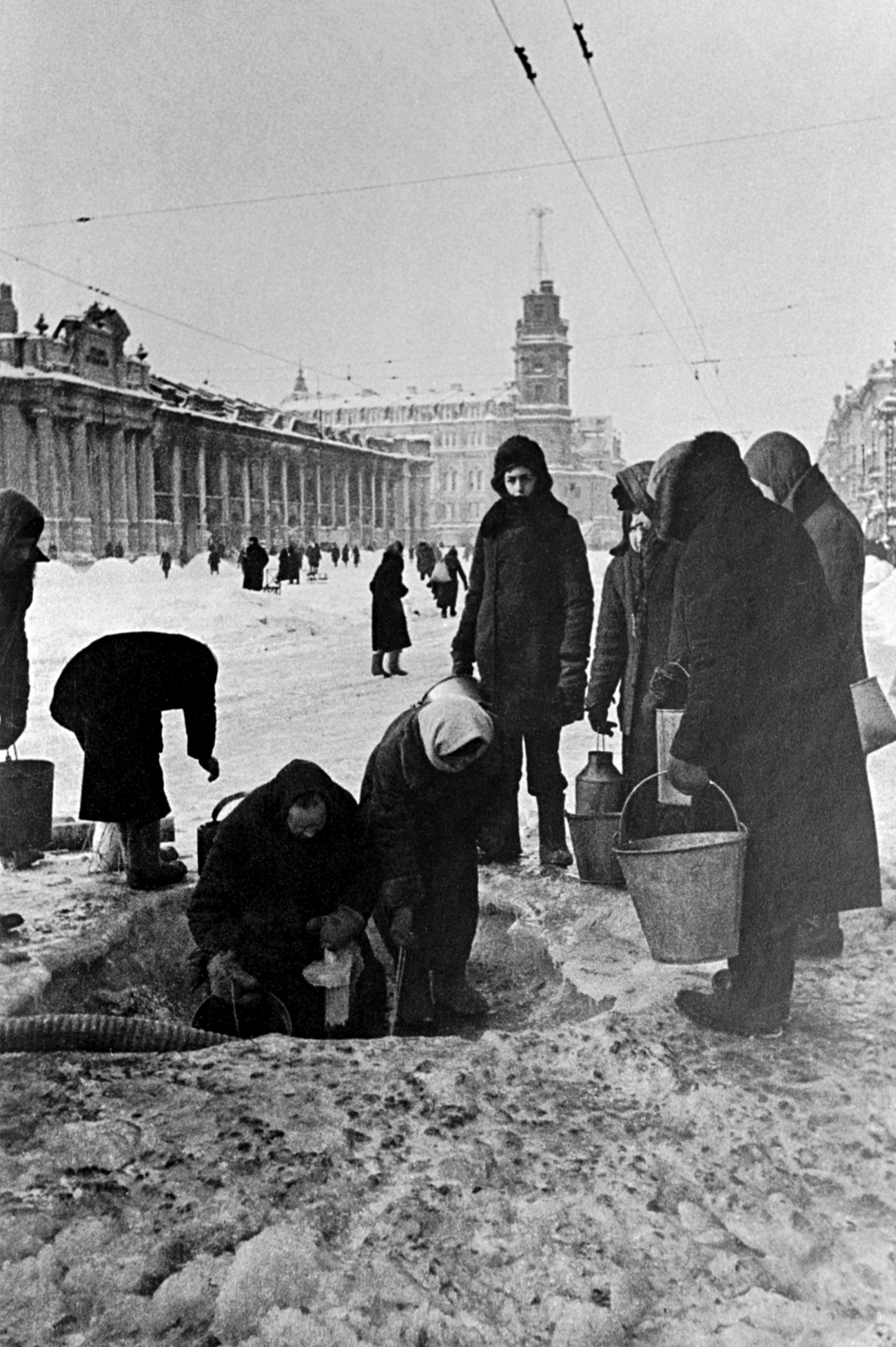 Gli abitanti di Leningrado erano costretti ad attingere l’acqua dalle buche nell’asfalto provocate sulla Prospettiva Nevskij dagli attacchi dell’artiglieria. Anche gli impianti di approvvigionamento idrico erano stati gravemente danneggiati