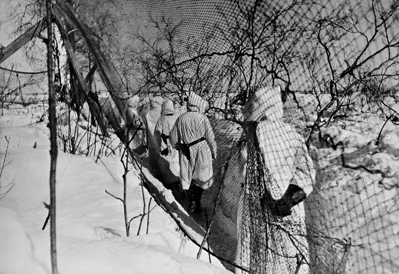 По време на зимните месеци руските войски носели бели камуфлажи, за да се слеят със снега на фронтовата линия в града и на целия Източния фронт.