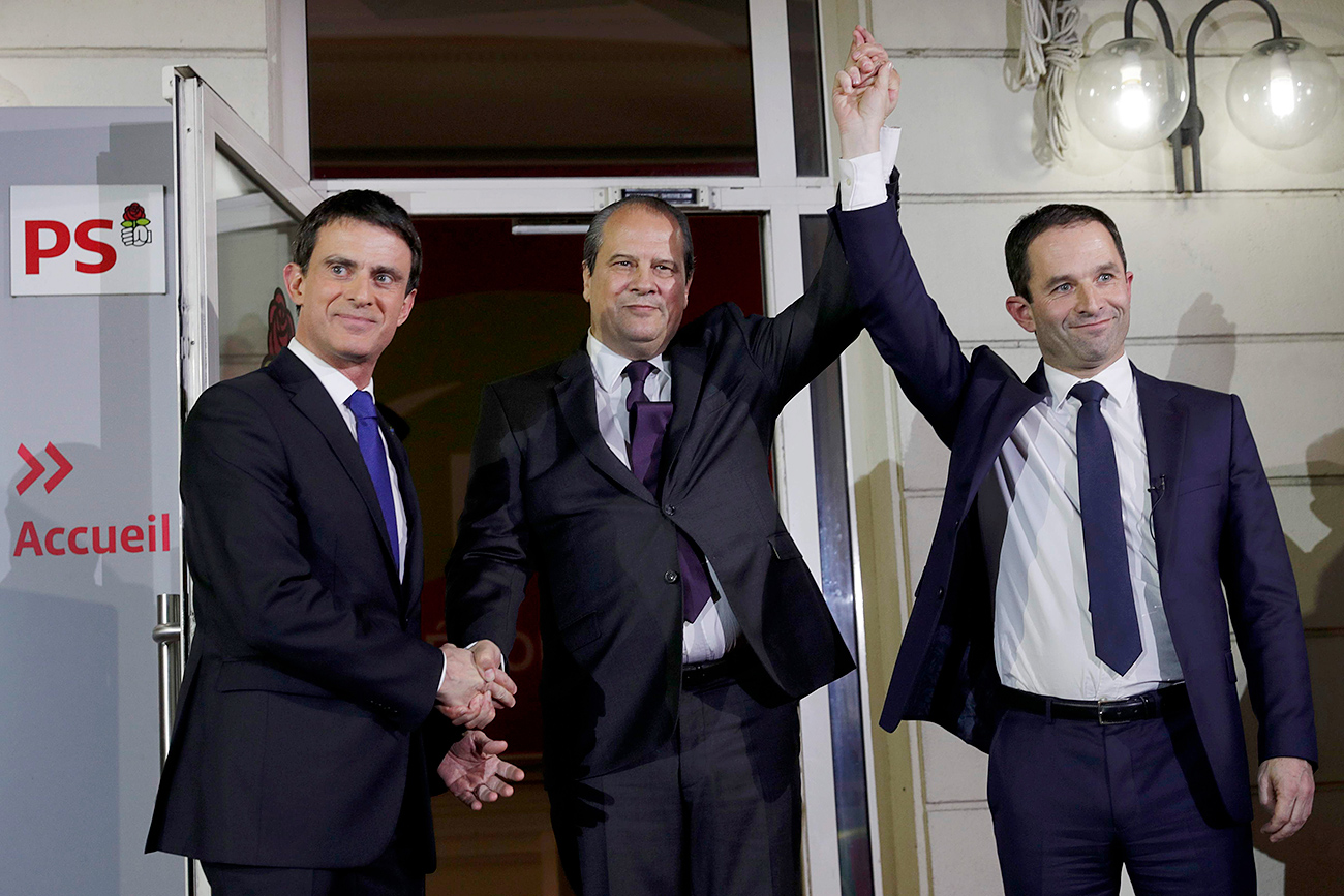 Manuel Valls et Benoît Hamon à l'issue du deuxième tour de la primaire socialiste. 