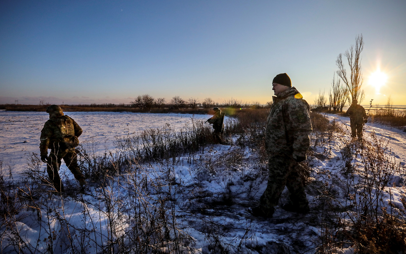 Петро Порошенко, придружен от военнослужещи, в зоната на бойните действия близо до гр. Горловка, северно от Донецк, декември 2016 г.