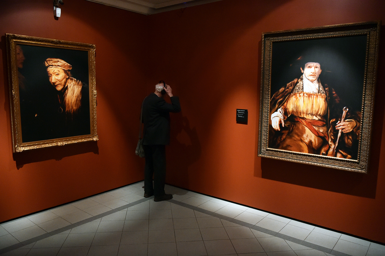 　例えば、森村氏の多数の作品から成る連作「レンブラントの顔」は、オランダの偉大な画家の銅版画にインスパイアされた写真であり、美術館の本館に、レンブラントの自画像のオリジナルと並べて置かれている。またそこには、連作「新カプリチョス」も展示されている。フランシスコ・デ・ゴヤによる銅版画の連作のモチーフに基づいて制作されたものだ。