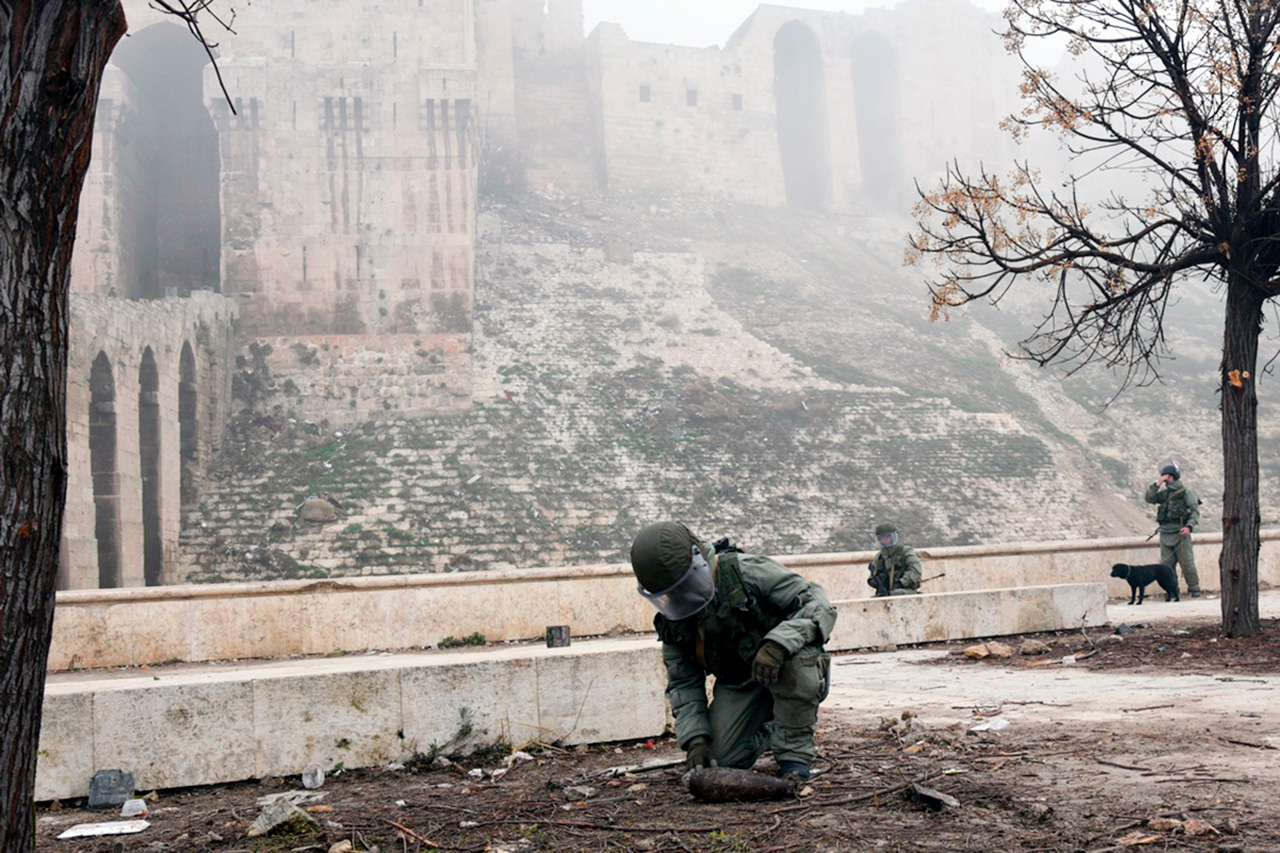Според податоците на Министерство за одбрана на РФ, откако е ослободено Алепо, руските деминери исчистиле од мини околу 2.000 хектари земја, 680 километри градски улици и околу 3.300 згради.