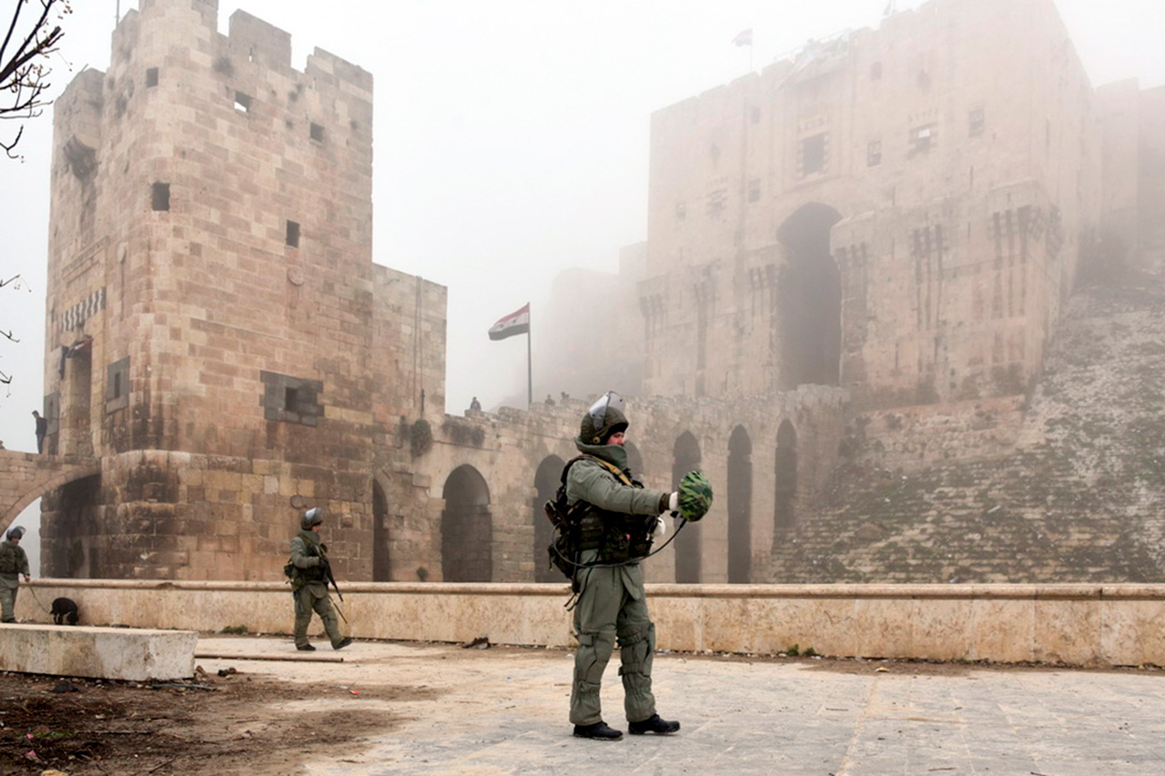 Пронађено је и неутралисано преко 13.000 експлозивних направа ручне израде које су припадници „Исламске државе“ поставили у стамбене и историјске четврти Алепа.