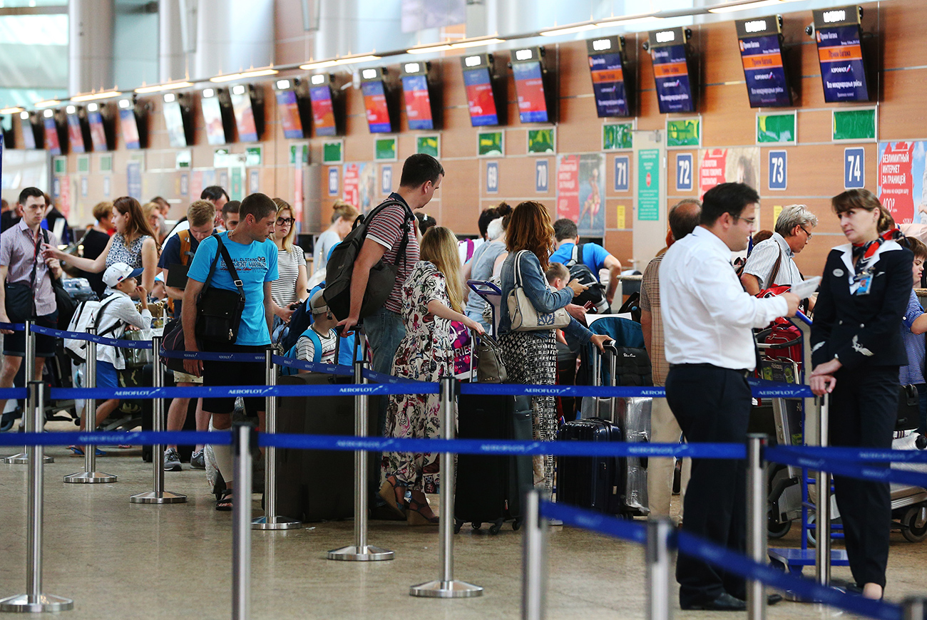 The market share of foreign airlines flying to Russia in 2016 and the beginning of 2017 has not changed in comparison with the same period last year. Photo: People queue at flight check-in desks at Moscow's Sheremetyevo International Airport.