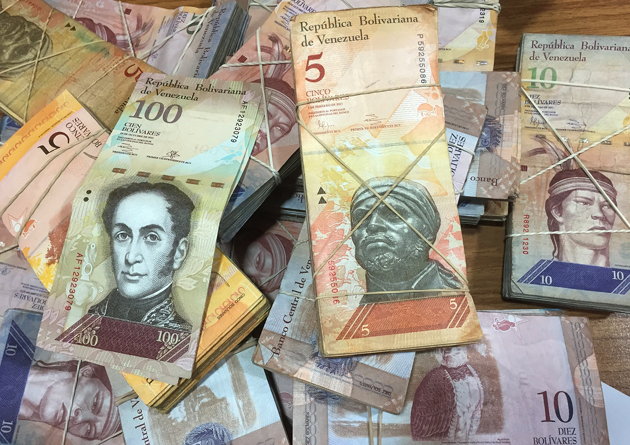 Após fechar a fronteira com Brasil e Venezuela para tentar conter contrabando, Maduro anunciou em dezembro de 2016 o fim da nota de 100 bolívares.