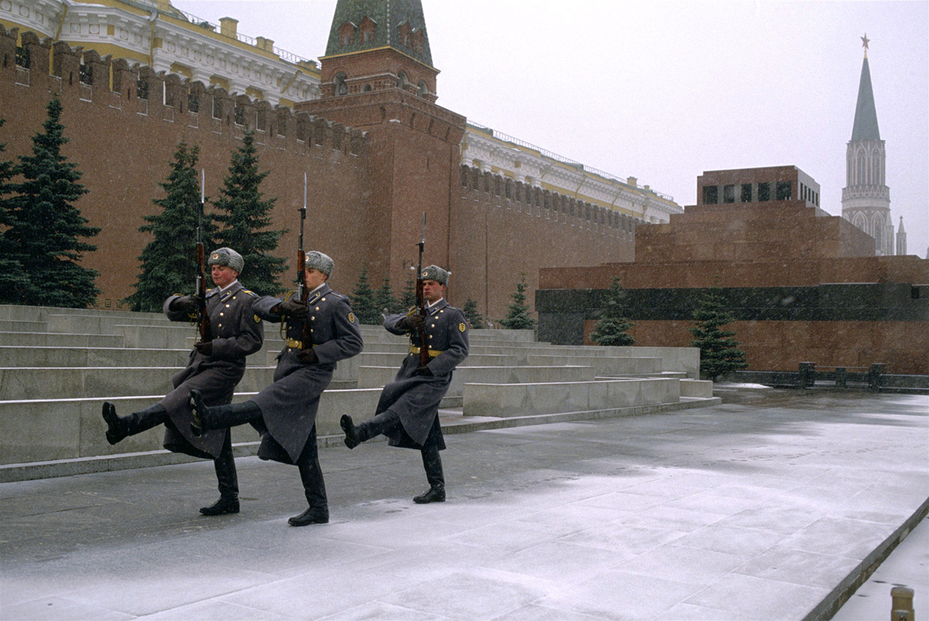 Corpo embalsado de Lênin é uma das principais atrações da Praça Vermelha, em Moscou