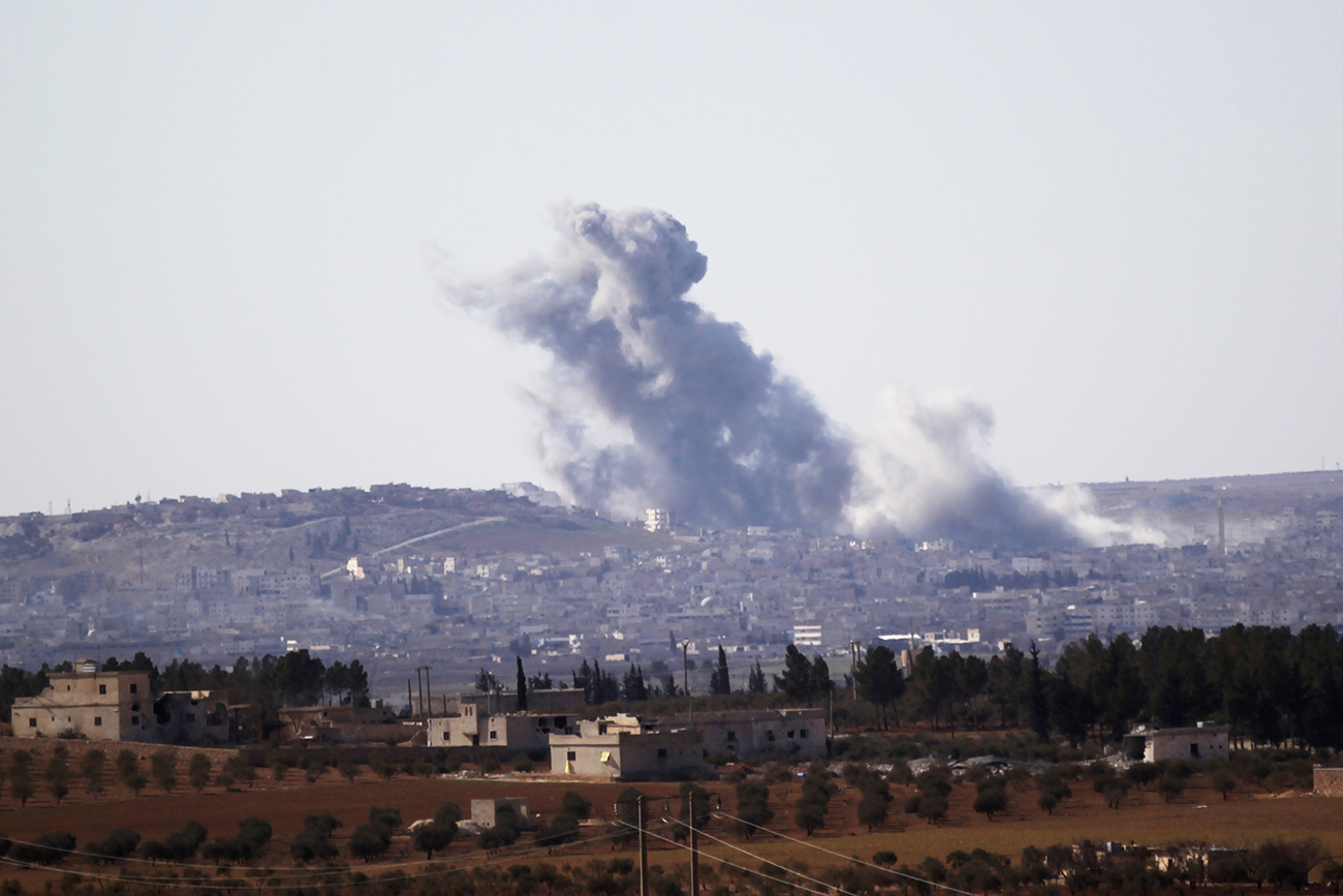 Columna de humo tras explosión en la ciudad siria de Al-Bab el 1 de febrero.  