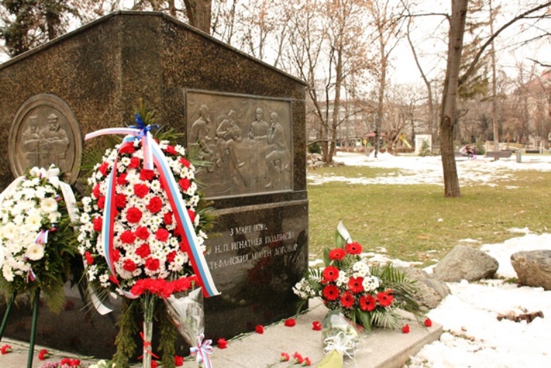 Признателни българи и руснаци поднесоха венци и цветя пред паметника на граф Игнатиев в София.