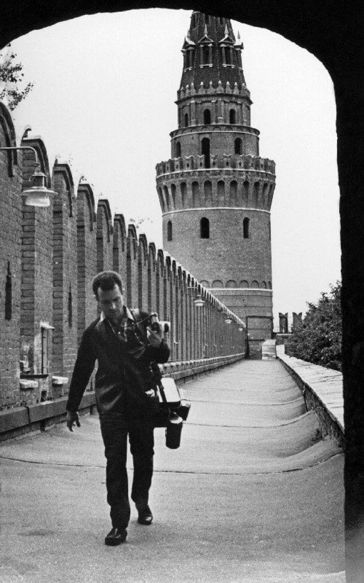 Abramochkin uses different methods to make a model feel comfortable. His main tool is to learn as much as possible about his subject and says it&rsquo;s very important to communicate. // Yuri Abramochkin walking by the Kremlin walls, Moscow.The exhibition Yuri Abramochkin: &quot;History in moments. Our time&quot; (Photos of 1960-2000) runs at Rossotrudnichestvo, Russian Centre for Science and Culture in London, from Feb. 20. Free admission. For more information visit the event&#39;s Facebook page.