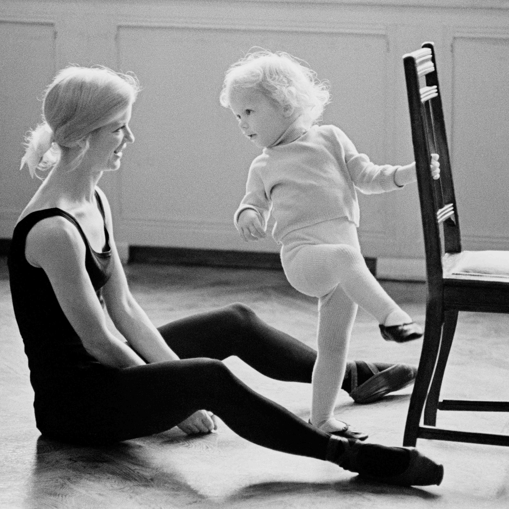 Јуриј Абрамочкин е еден од 15 руски фотографи кои се вклучени во книгата „Современи фотографи“ во издание на „Сент Џејмс прес“. Меѓу неговите награди се и Златно око на организацијата „Ворлд прес фото“. / Раѓање на балерина, 1966