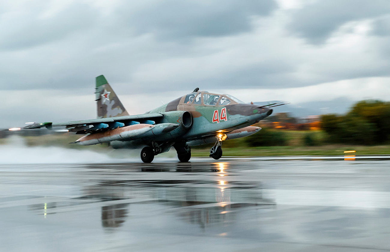 Regardless of whether that January sortie took place or not, the Russian military is ready for "unprecedented cooperation" with the Pentagon. Photo: Su-25 ground attack jet takes off at Hemeimeem air base in Syria.
