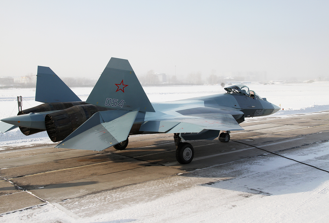 Le chasseur de cinquième génération Soukhoï T-50 (PAK-FA) avant son premier vol longue distance de Komsomolsk-sur-l'Amour à destination de l'aéroport Joukovski. 