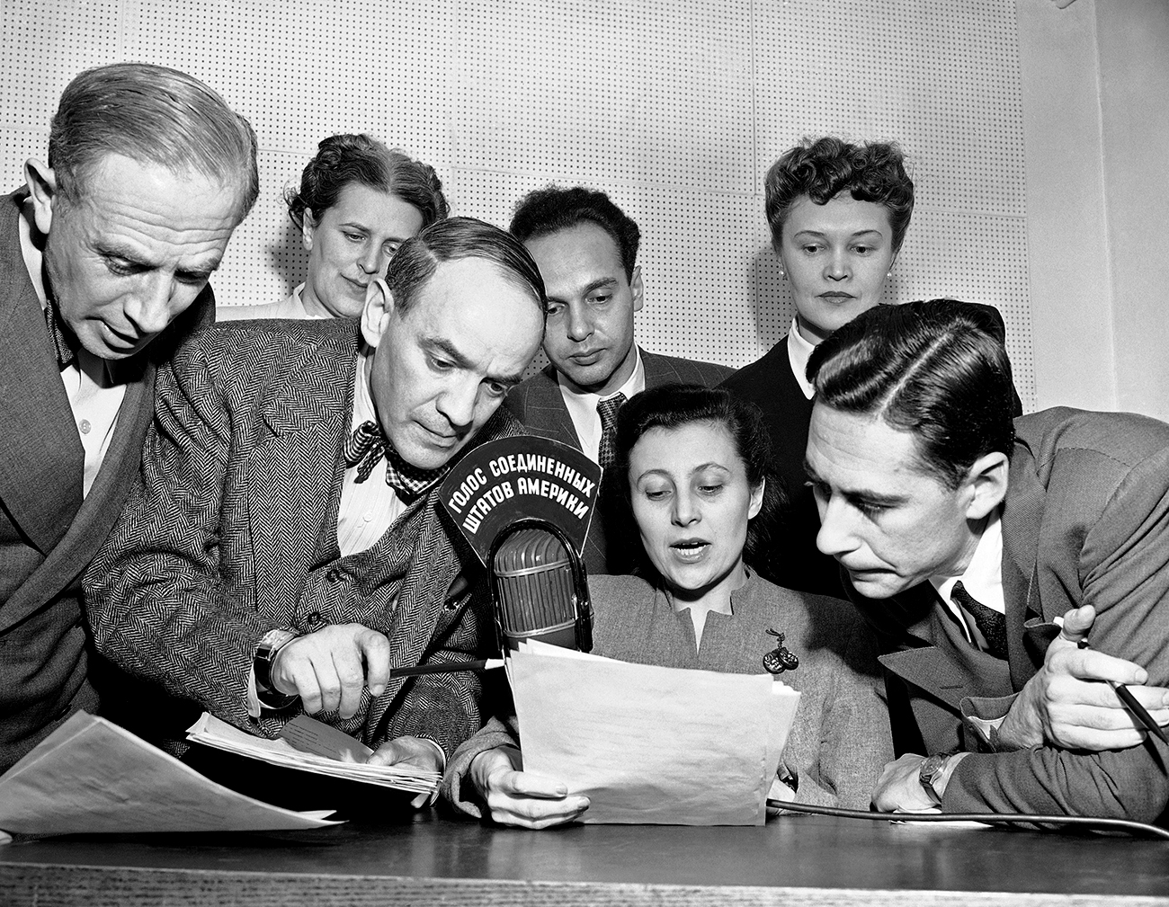 Grupo de presentadores tras una retransmisión a Moscú desde Nueva York, el 17 de febrero de 1947.